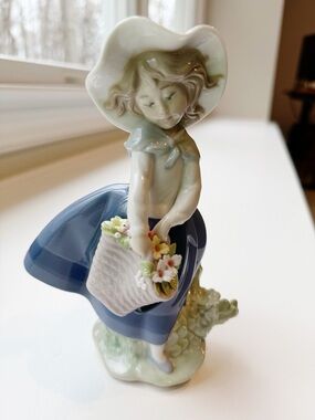 Lladro Porcelain Girl with Flower Basket #5222